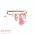 Detalle de broche de ojo turco con perlas, borla rosa y dimensiones del producto - Disco de Cruz + Borla Rosa + Corazón Rosa Mal de Ojo (BE1746MI04)