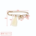 Détail d'une broche épingle à nourrice mauvais œil avec perles, franges et breloques - Gland Blanc + Papillon Rose + Nœud Rose (BE1746MI07)