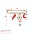 Vue détaillée de la broche perle Evil Eye montrant les dimensions des pendentifs - Piment Rouge + Losange Mauvais Œil + Lune Rouge (BE1746MI13)