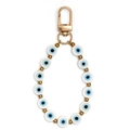 Makroansicht weißer Perlen mit blauen Evil Eye-Anhängern und goldenem Karabinerverschluss - Weiß (BE1785WH00)