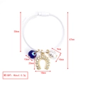 Weißes Seilarmband mit blauem Auge, goldenem Hufeisen und Perlenanhänger im Detail - Weißes Geflochtenes Armband Strass Hufeisen Auge Perle Stil (BE1442WH03)