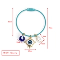 Blaugrüner Drahtarmreif mit blauen Teufelsauge-Anhängern und weißer Kunstperle, 50mm Durchmesser - Blaugrünes Stahldraht Armband Goldrand Böser Blick Perle Stil (BE1443LBU02)