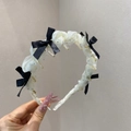 Detalle de diadema de malla blanca con lazo negro, pedrería y peine interior estable - Blanco
