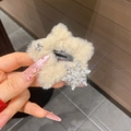 Dettaglio fermaglio a stella in peluche con fiocco di neve di strass e perla - Fiocco di Neve Beige