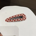 Détail d'une pince à cheveux BB en tissu à carreaux rouges et blancs de style vintage - Rouge