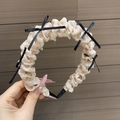 Dettaglio fascia in raso plissettato rosa con fiocchi neri e clip antiscivolo interne - Albicocca