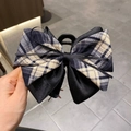 Détail d'une grande pince à cheveux de 13cm avec nœud à carreaux bleu et ruban noir - Bleu Ciel