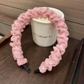 Diadema de tela plisada rosa con textura ondulada y dientes antideslizantes sobre la taza - Rosa