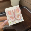 Détail de la broderie d'une pince à cheveux papillon rose et blanche avec fil doré - Papillon Rose et Blanc Unique / 1 Pièce / Rose Blanc