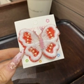 Détail d'une pince à cheveux papillon brodée rouge et blanc avec bords dorés - Papillon Rouge et Blanc Unique / 1 Pièce / Rouge & Blanc