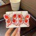 Vue détaillée de la barrette papillon rouge avec broderies et perles pendantes - Clips en Paire Papillon / Ensemble de 2 Pièces / Papillon Rouge