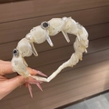 Detalle de diadema antideslizante con malla crema, perlas de imitación y flores de cristal - Blanco