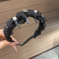 Detalle de diadema de tela negra con perlas, pedrería y peines de sujeción incorporados - Negro