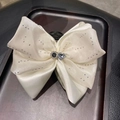 Detail der weißen Satin-Schleife Haarklammer mit glänzenden Strasssteinen und Herz - 13cm / Gebrochenes Weiß