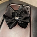 Detail einer schwarzen Satin-Schleifenhaarklammer mit Strasssteinen und Herz-Kristallen - 13cm / Schwarz
