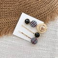 Vue détaillée de barrettes vintage avec motif pied-de-poule et détails d'abeille dorée - Style Vintage Abeille Pierre (AB-29-4)