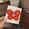 Détail d'une pince à cheveux papillon en résille rouge avec broderie dorée et perles - Papillon Brodé Unique / 1 Pièce / Rouge