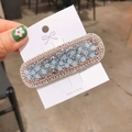 Dettaglio del fermaglio per capelli con perline azzurre e decorazioni in strass d'argento - Blu Oro