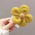 Detalle de la pinza para el pelo con flor de fieltro amarilla y centro rosa suave - Amarillo (AB-61-Amarillo)