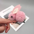 Détail de la pince à cheveux lapin en peluche rose avec oreilles en feutre et pince métal - Barrette Rose