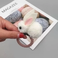 Détail d'un chouchou lapin en peluche blanche avec élastique rose torsadé pour enfant - Chouchou Blanc