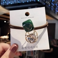 Élastique à cheveux minimaliste avec bloc de résine verte et breloque en faux diamant - Vert