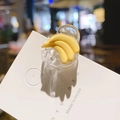 Gros plan d'une pince à cheveux banane mignonne sur un support en carton blanc - Banane
