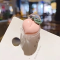 Gros plan d'une mini pince à cheveux en forme de pêche rose avec une feuille verte - Pêche