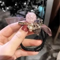 Détail de l'élastique à cheveux coréen avec nœud violet, perle rose et perles blanches - Gris