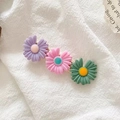 Detalle de pinzas para el cabello con margaritas de colores sobre tela blanca suave - Combo de Margaritas Púrpura Rosa Verde (1)