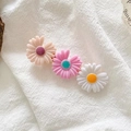 Close-up of three colorful daisy hair clips on white linen fabric for girls - Pink Deep Pink White Daisy Combo