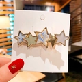 Detail van stervormige haarclip met gouden legering en gekleurde marmeren harsinleg - Ster Groene Camo