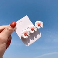 Pinza para el pelo con tres margaritas blancas de estilo coreano en tarjeta rosa - Estilo Margarita Blanca