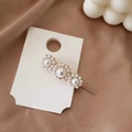 Gedetailleerd zicht op drie parelbloemen op een gouden metalen Franse stijl haarspeld - Driedubbele Bloem Parel Haarklem (AB-28-5)