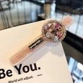 Dettaglio ravvicinato di un fermaglio per capelli in cristallo rosa con strass scintillanti - Rosa