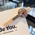 Dettaglio di fermaglio per capelli champagne fatto a mano con perle e cristalli colorati - Bianco