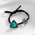 Détail d'élastique à cheveux noir avec cristal vert triangulaire et cadre doré élégant - Vert (Élastique 1 Vert)