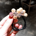 Dettaglio dell'elastico per capelli nero ad alta elasticità con perle champagne e cristalli - Rosa