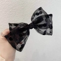 Detailaufnahme der übergroßen schwarzen Punkt-Netz-Haarschleife mit transparentem Stoff - Punktmuster Große Schleife Haarclip / Schwarz