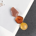 Barrette géométrique rétro en acétate avec blocs de résine ambre, rose et jaune - Kaki