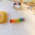 Vue détaillée des barrettes à cheveux oursons en résine avec un dégradé arc-en-ciel - Style Arc-en-ciel/Jaune-Vert (4572105106319)