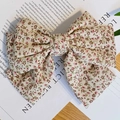 Dreilagige florale Haarschleife mit Federclip im Retro-Stil aus weichem Baumwollstoff - Weiß