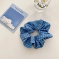 Détail du chouchou bleu clair à pois avec texture en coton et volants délicats - Bleu à Pois