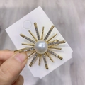 Barrette à cheveux flocon de neige étincelante avec base dorée et perle centrale - Style Étoile Rayonnante (AB-17-1)