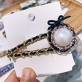 Dettaglio del fermaglio per capelli vintage con strass rosa e perla intrecciata - Zircone Nero