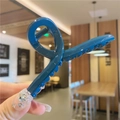Grande pince à cheveux croisée bleu foncé minimaliste pour femme avec finition brillante - Bleu