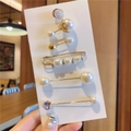 Dettaglio di un set di sei spille decorative con perle e cristalli su un cartoncino - Stile Spilla Sfera Dorata e Perla