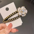 Detalle de pinza para el pelo floral con pétalos de esmalte blanco, perla y pedrería - Blanco