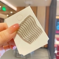 Dettaglio del pettine per capelli ondulato argento su cartoncino in mano - Argento (AB-24-Argento)
