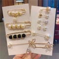 Set di 9 spille eleganti stringivita con perle e cristalli in finitura dorata lucida - Combinazione Floreale di Perle Stile A